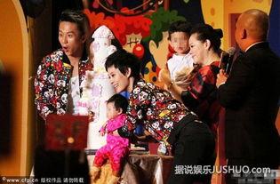 老公为老婆舔脚,老公深情舔脚，诠释爱意满满的家庭温馨